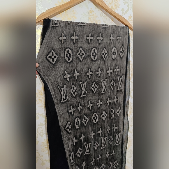 Louis Vuitton - Picture 5 of 10